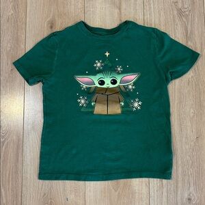 🩷 Old Navy Winter Baby Yoda Tee 🩷